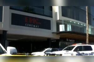 Movilización policial afuera del complejo Metropolitan Center en San Pedro Garza García | Foto: Milenio