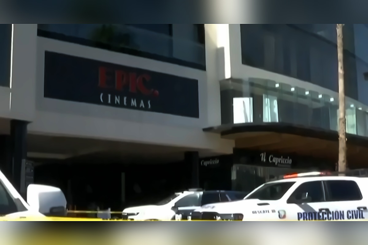 Movilización policial afuera del complejo Metropolitan Center en San Pedro Garza García | Foto: Milenio