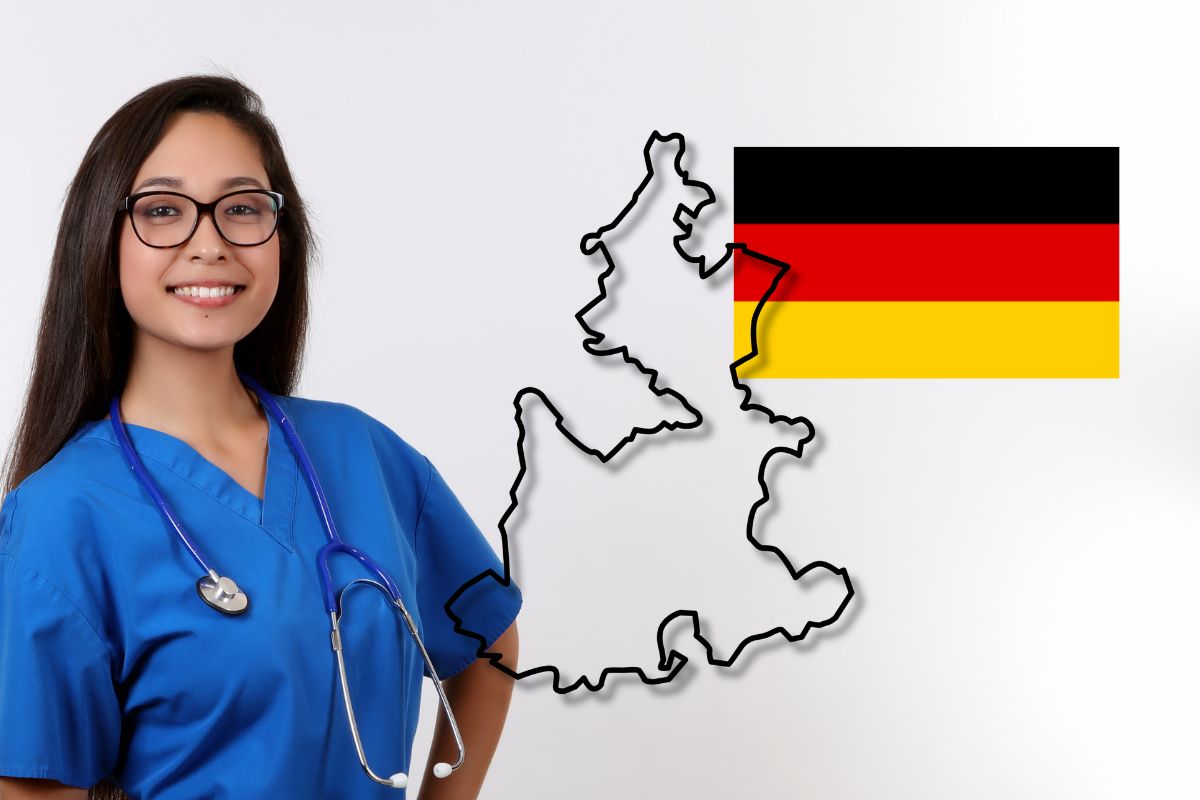 ¡Atención, personal de la salud poblano! Solicitan enfermeras en Alemania y así puedes postularte 4 Enfermera junto al mapa y la bandera de Alemania | Foto: Cortesía