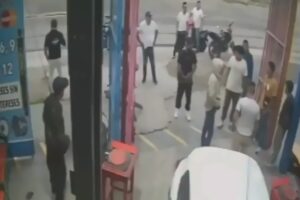 Captura de video de la agresión armada en la llantera de Héroe de Nacozari | Foto: Cortesía