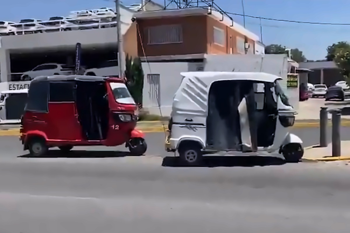 Mototaxis bloquean la vialidad en San Pedro Cholula | Foto: @MarthaCM7 / El Sol de Puebla