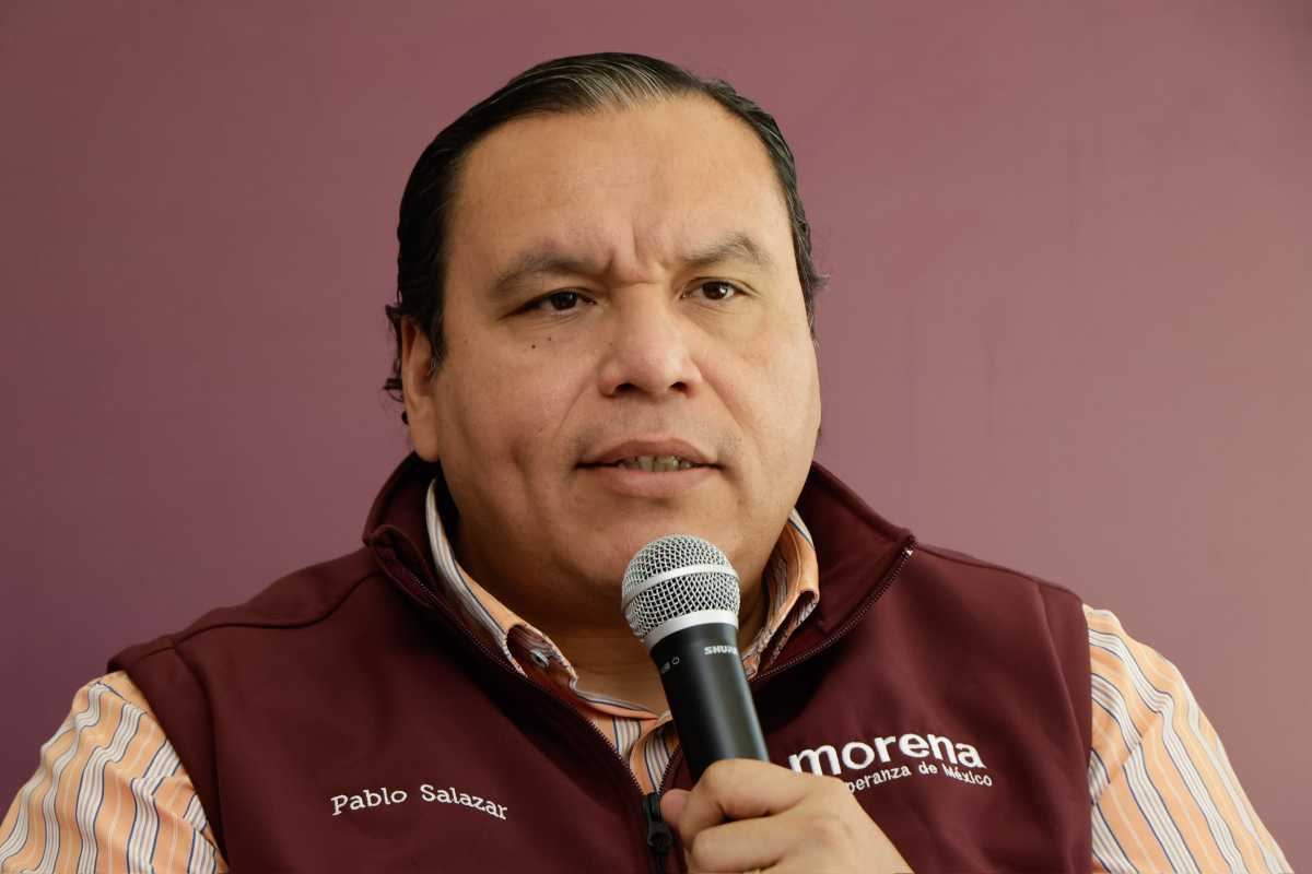 Pablo Salazar, coordinador de delegados de Morena, durante conferencia de prensa | Foto: Agencia Enfoque