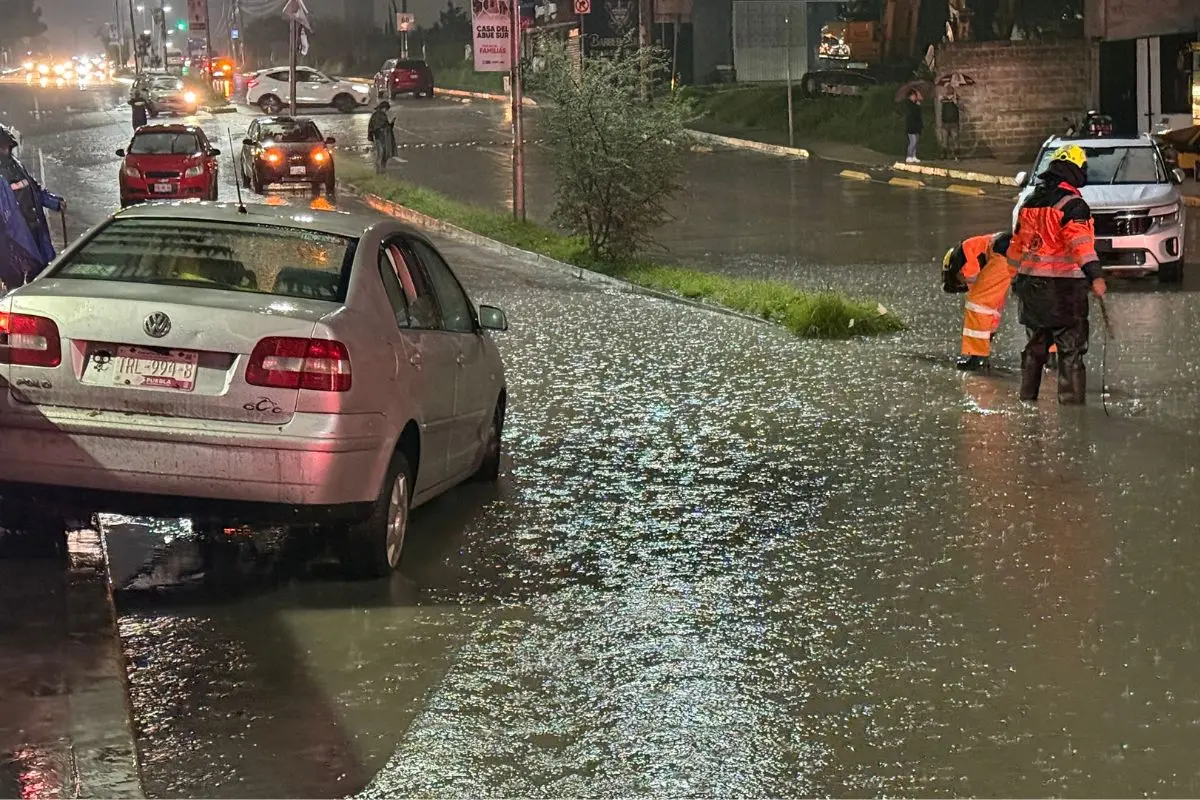 Presentan saldo de lluvias en Puebla e instalan semáforos pluviales