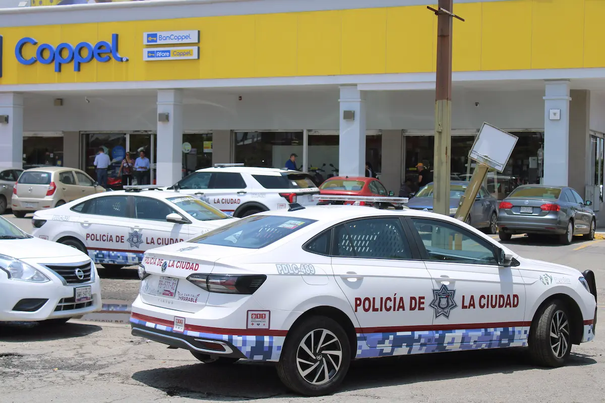 Asaltan Coppel en Xilotzingo y caen dos ladrones con 19 celulares