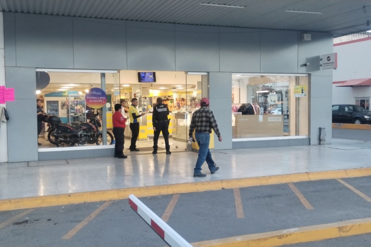 Rompen vitrinas y asaltan Coppel en Xilotzingo; detienen a dos y recuperan 19 celulares