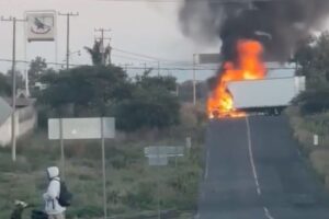 Operativo contra el narco en Michoacán provoca bloqueos carreteros | Foto: Reforma