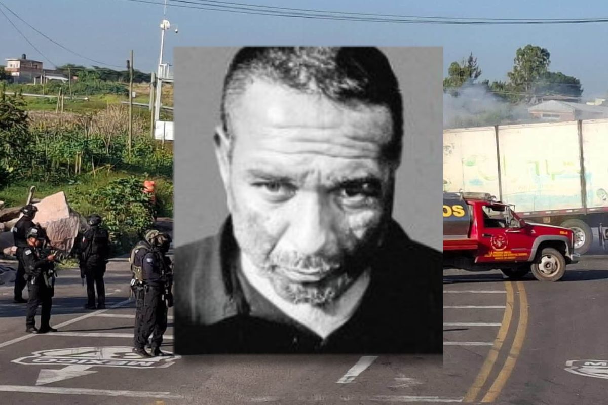 Tío Lako, líder del CJNG en Michoacán, junto a un tráiler incendiado durante los narcobloqueos | Foto: Cortesía