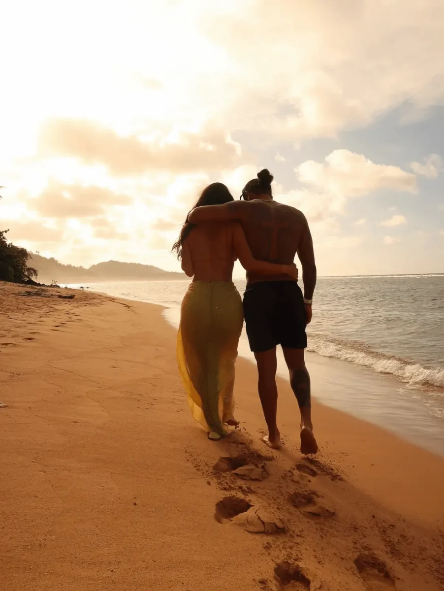 Kim Kardashian y Lewis Hamilton presumen su romance durante vacaciones en Hawái