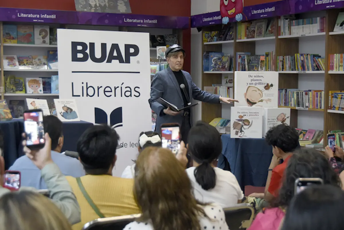 Presenta Mario Iván Martínez colección de cuentos infantiles en la Librería CCU