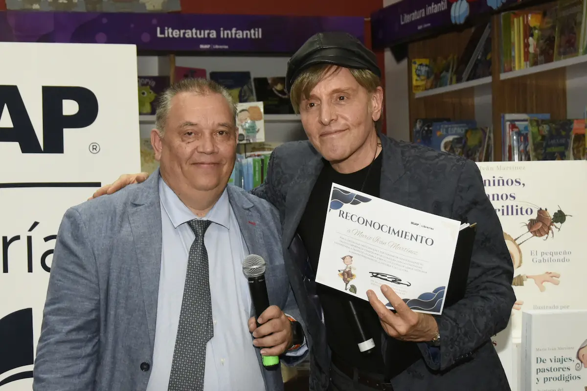 Presenta Mario Iván Martínez colección de cuentos infantiles en la Librería CCU