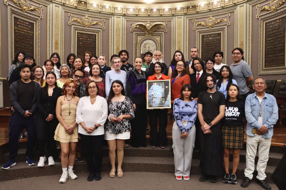 Reconocen en el Congreso del Estado a la escritora Kyra Galván