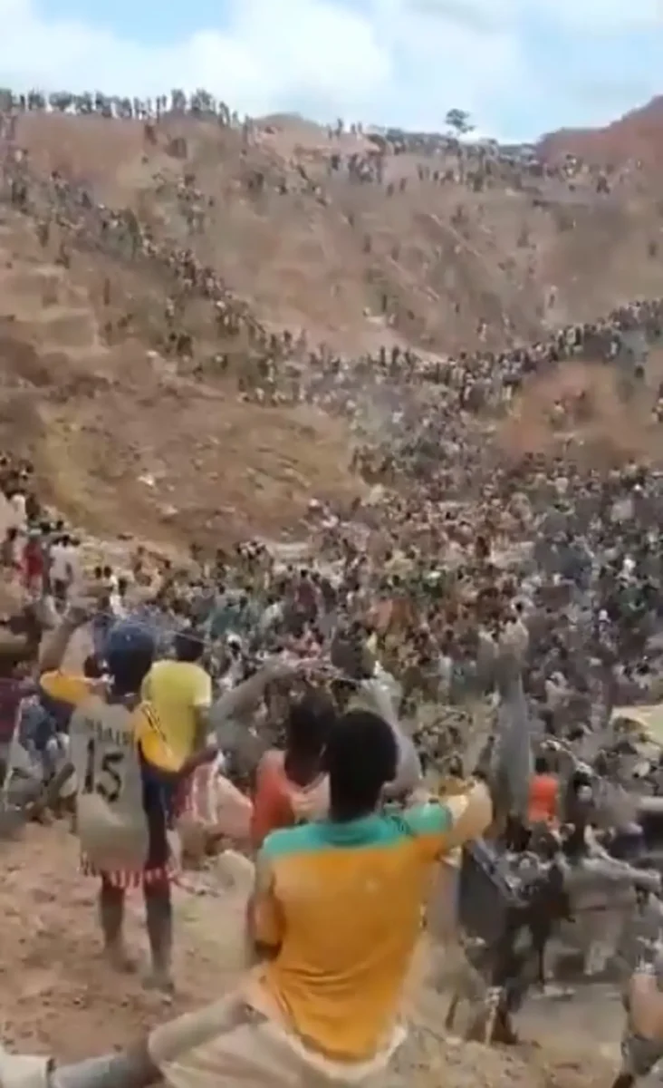 Derrumbe en una mina de oro de África deja 100 muertos