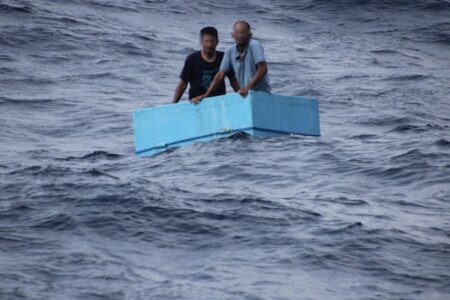 Tras cinco días en altamar, rescatan a dos pescadores en Chiapas; sobrevivieron en una hielera