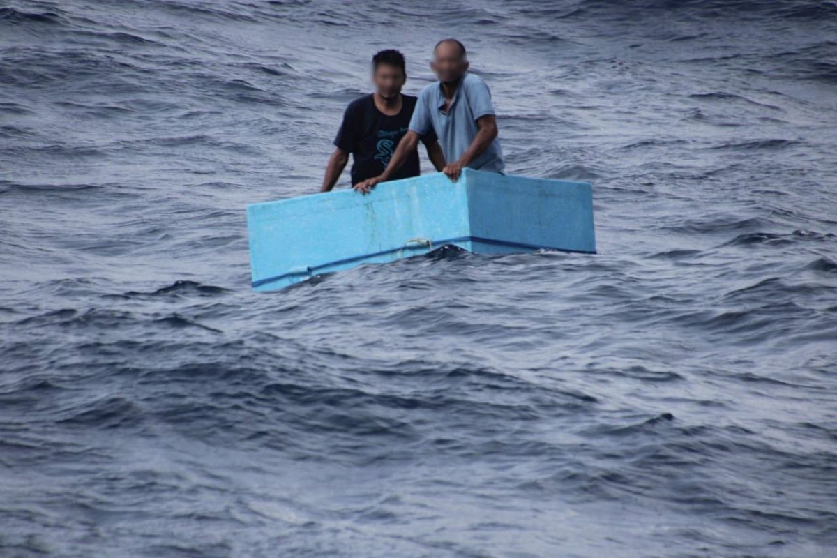 Tras cinco días en altamar, rescatan a dos pescadores en Chiapas; sobrevivieron en una hielera 1 Tras cinco días en altamar, rescatan a dos pescadores en Chiapas; sobrevivieron en una hielera