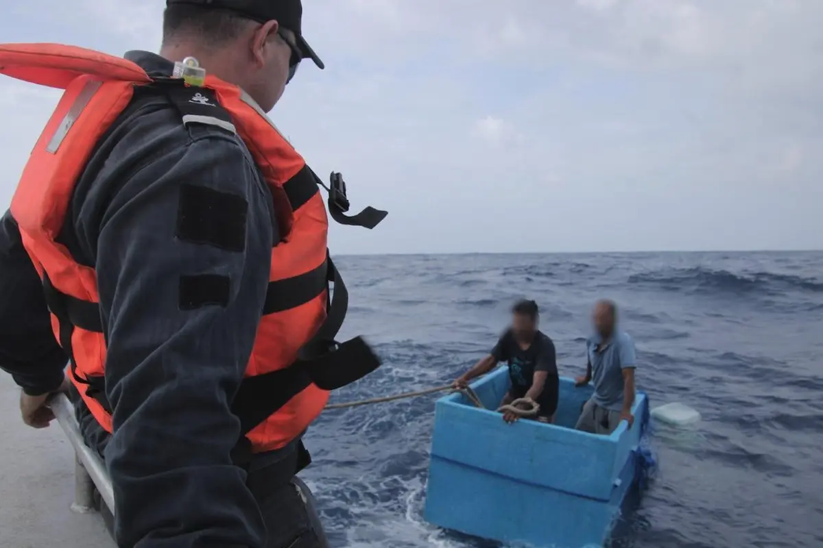 rescatan a dos pescadores en Chiapas