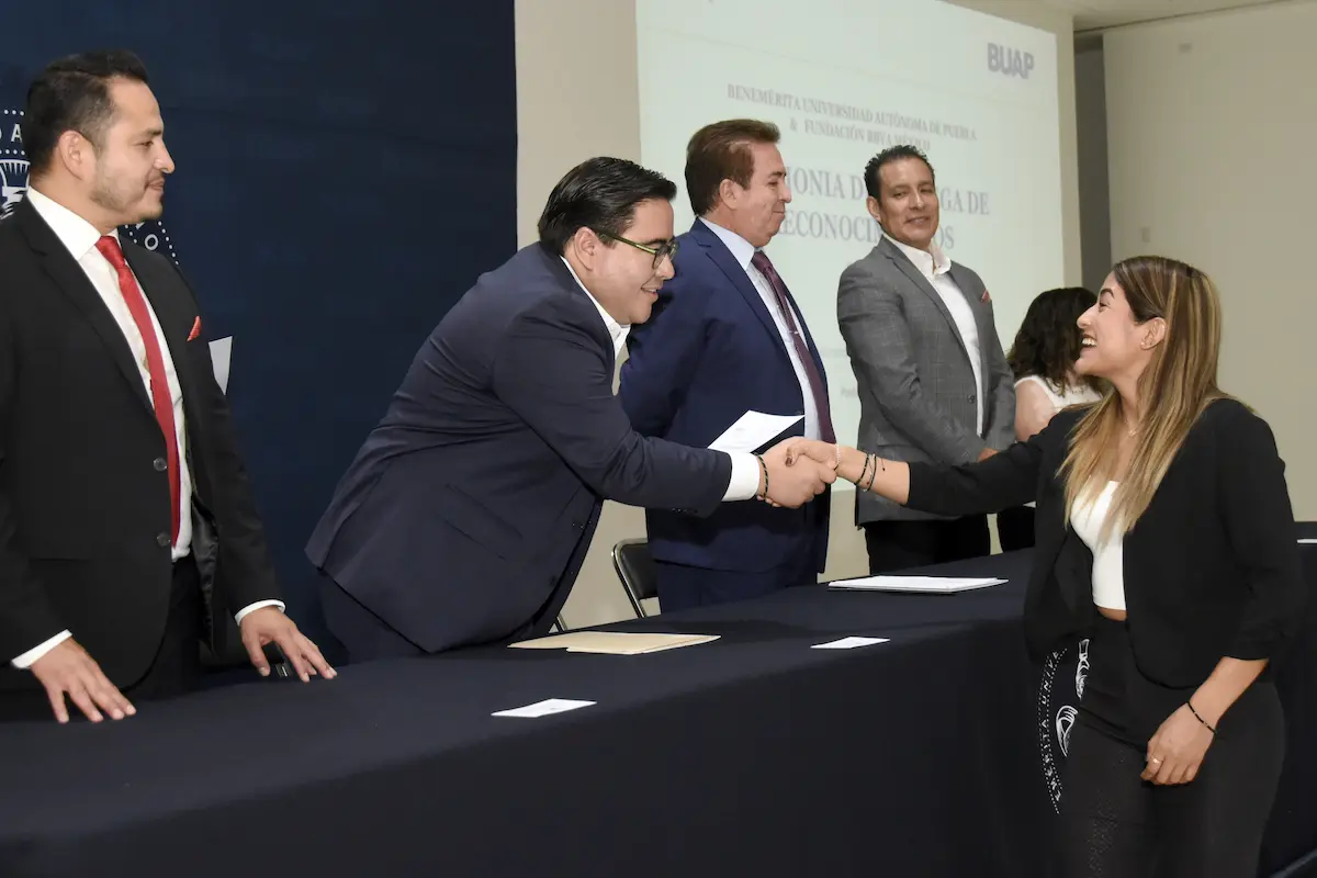 Entregan BUAP y Fundación BBVA reconocimientos a egresados de licenciatura