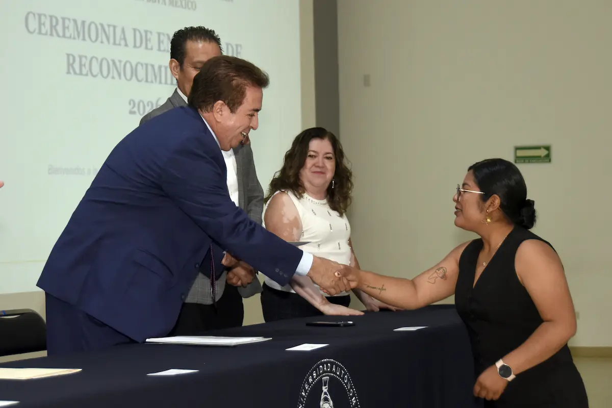 Entregan BUAP y Fundación BBVA reconocimientos a egresados de licenciatura