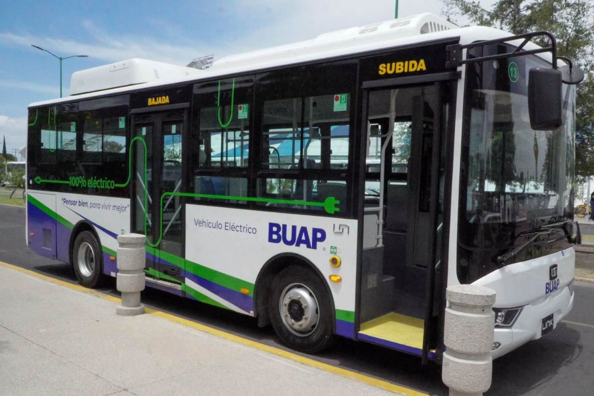 Lilia Cedillo encabeza el banderazo de salida de las nuevas unidades del STU | Foto: BUAP