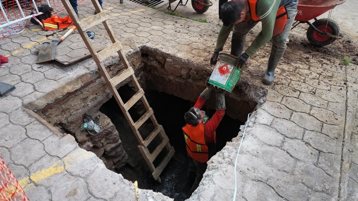 Después de 70 años, Ayuntamiento de Zacatlán abre bóveda pluvial del Centro para desazolvar