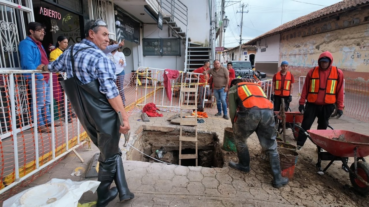 Después de 70 años, Ayuntamiento de Zacatlán abre bóveda pluvial del Centro para desazolvar