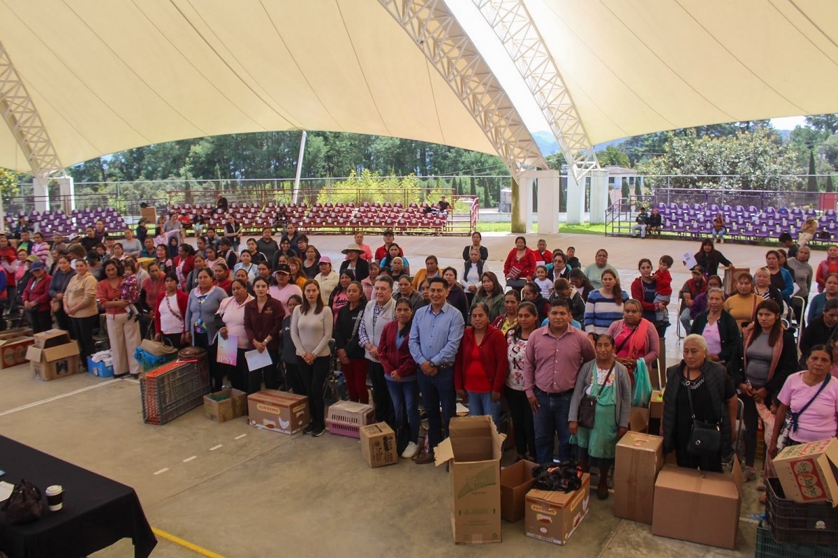 Ayuntamiento de Zacatlán entrega aves de postura en apoyo de la economía familiar