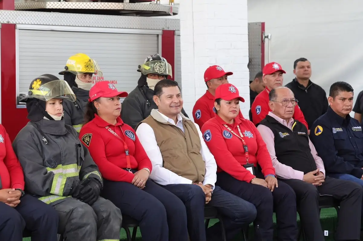 Con vivienda y equipamiento, gobierno estatal reconoce entrega heroica de bomberos