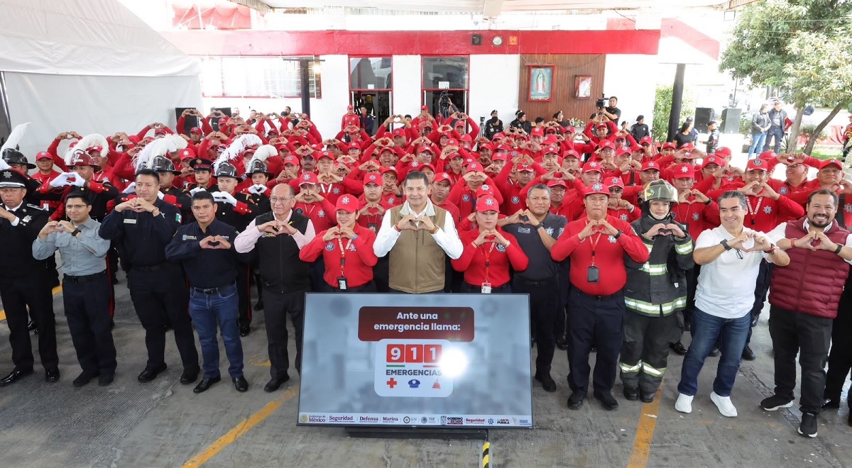Con vivienda y equipamiento, gobierno estatal reconoce entrega heroica de bomberos