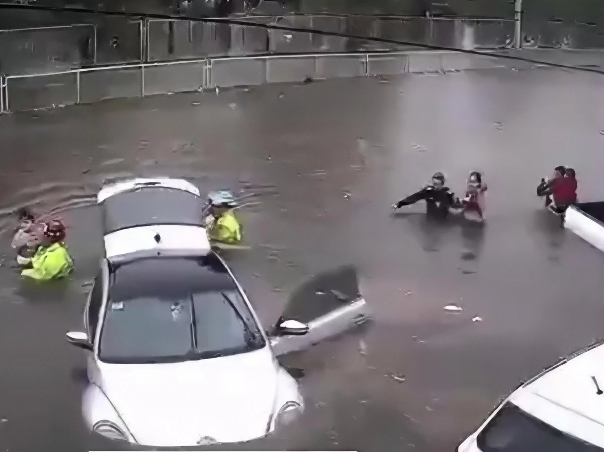 Corriente arrastra a dos mujeres durante fuerte lluvia en Guadalajara; video se vuelve viral 2 Corriente arrastra a dos mujeres durante fuerte lluvia en Guadalajara