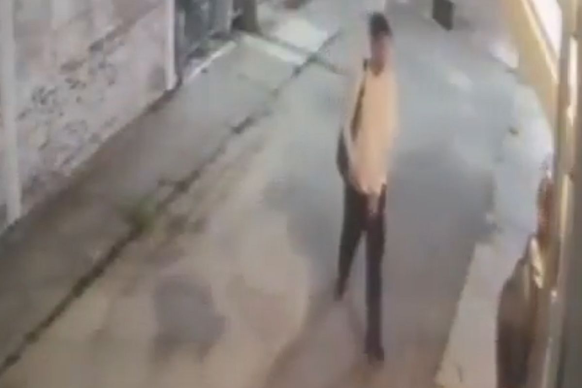 Cámaras de seguridad captaron al hombre que intentó forzar la puerta de la pensión tras perseguir a la estudiante | Foto: Cortesía