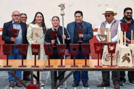 Con 500 faroles, Tonantzin Fernández respalda las tradiciones de Cholula 13 Tonantzin Fernández entrega 500 faroles a las mayordomías de San Pedro Cholula | Foto: Cortesía
