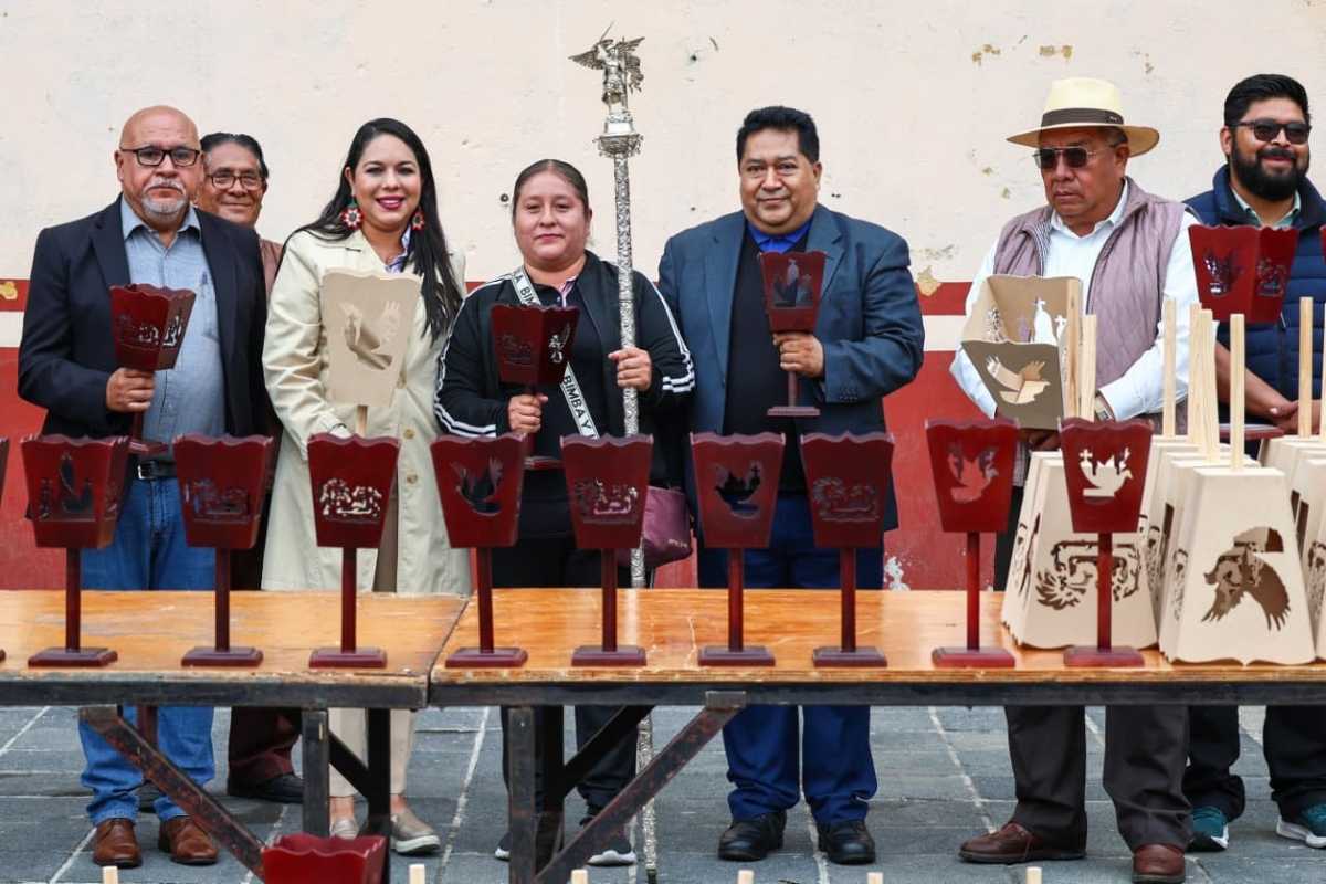 Tonantzin Fernández entrega 500 faroles a las mayordomías de San Pedro Cholula | Foto: Cortesía