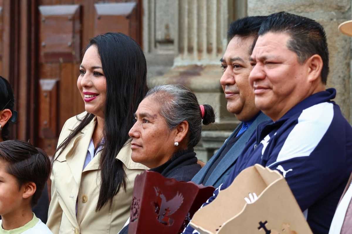 Con 500 faroles, Tonantzin Fernández respalda las tradiciones de Cholula 2 Faroles entregados a los 10 barrios participantes en la Procesión de los Faroles | Foto: Cortesía