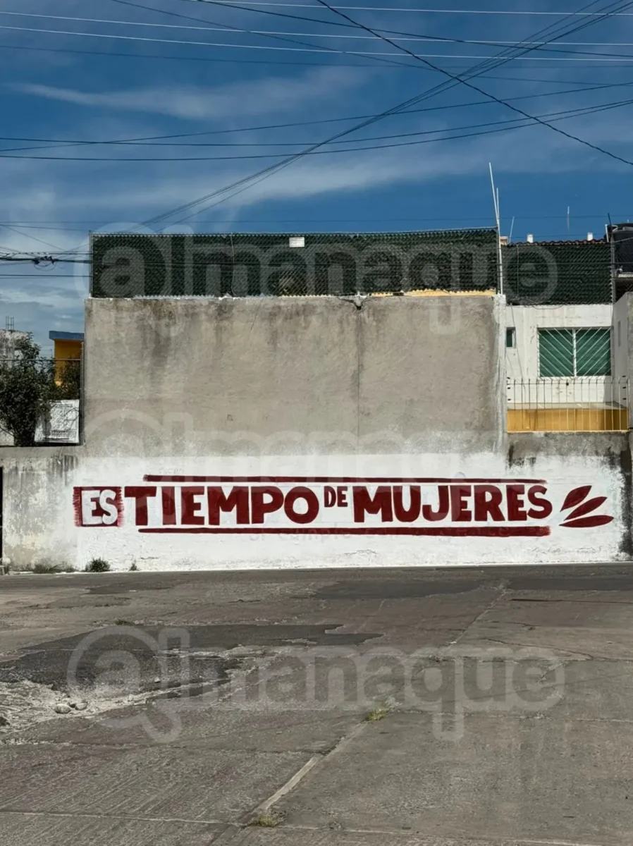 Pintan bardas de Morena con “es tiempo de las mujeres”