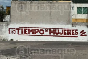 Pintan bardas de Morena con “es tiempo de las mujeres”
