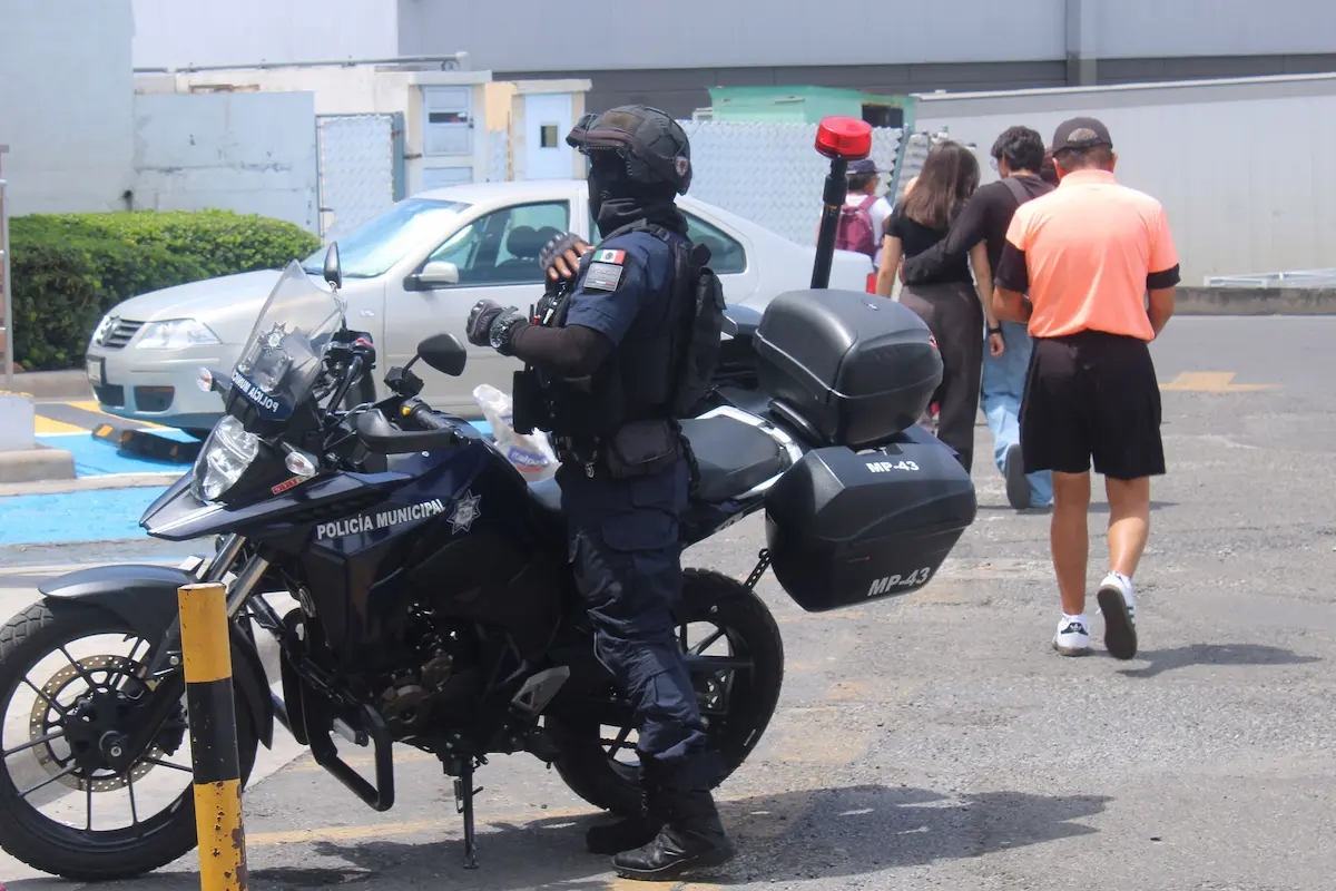 Roban 180 mil pesos en violento asalto a cuentahabiente en Plaza San Diego