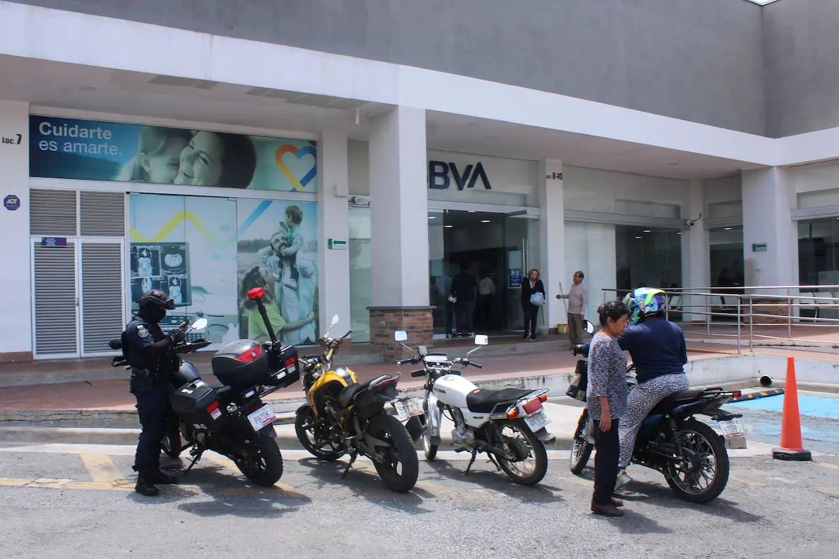 Roban 180 mil pesos en violento asalto a cuentahabiente en Plaza San Diego