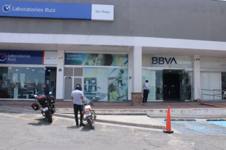 Roban 180 mil pesos en violento asalto a cuentahabiente en Plaza San Diego