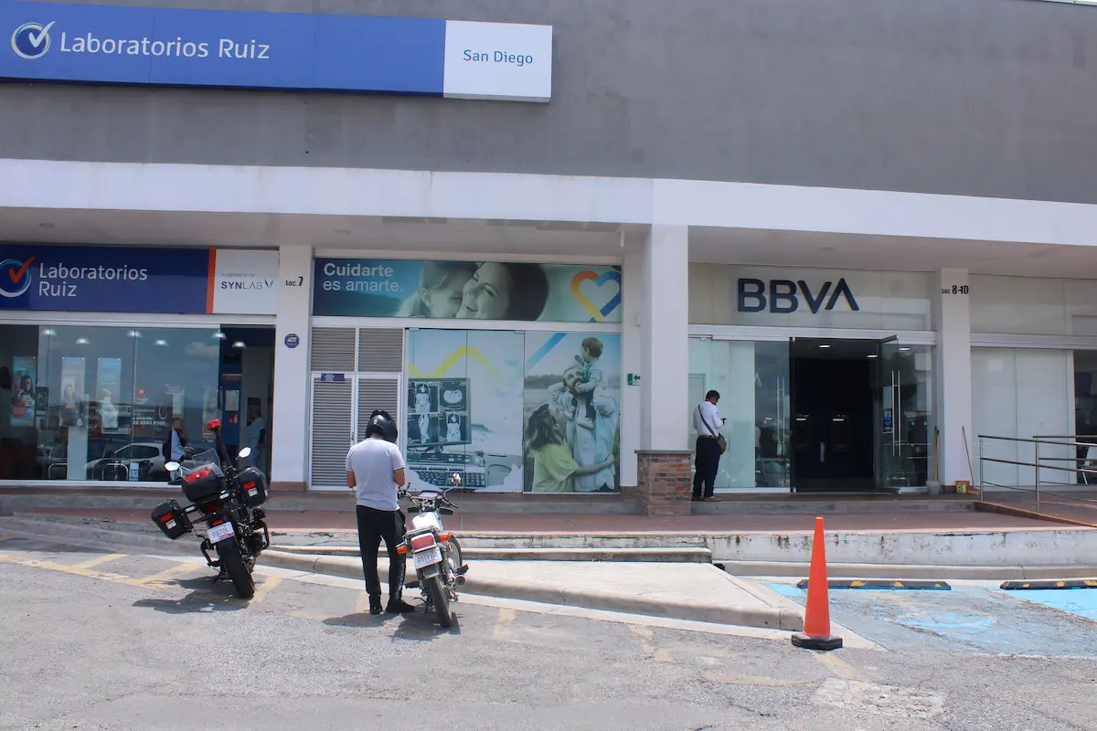 Roban 180 mil pesos en violento asalto a cuentahabiente en Plaza San Diego