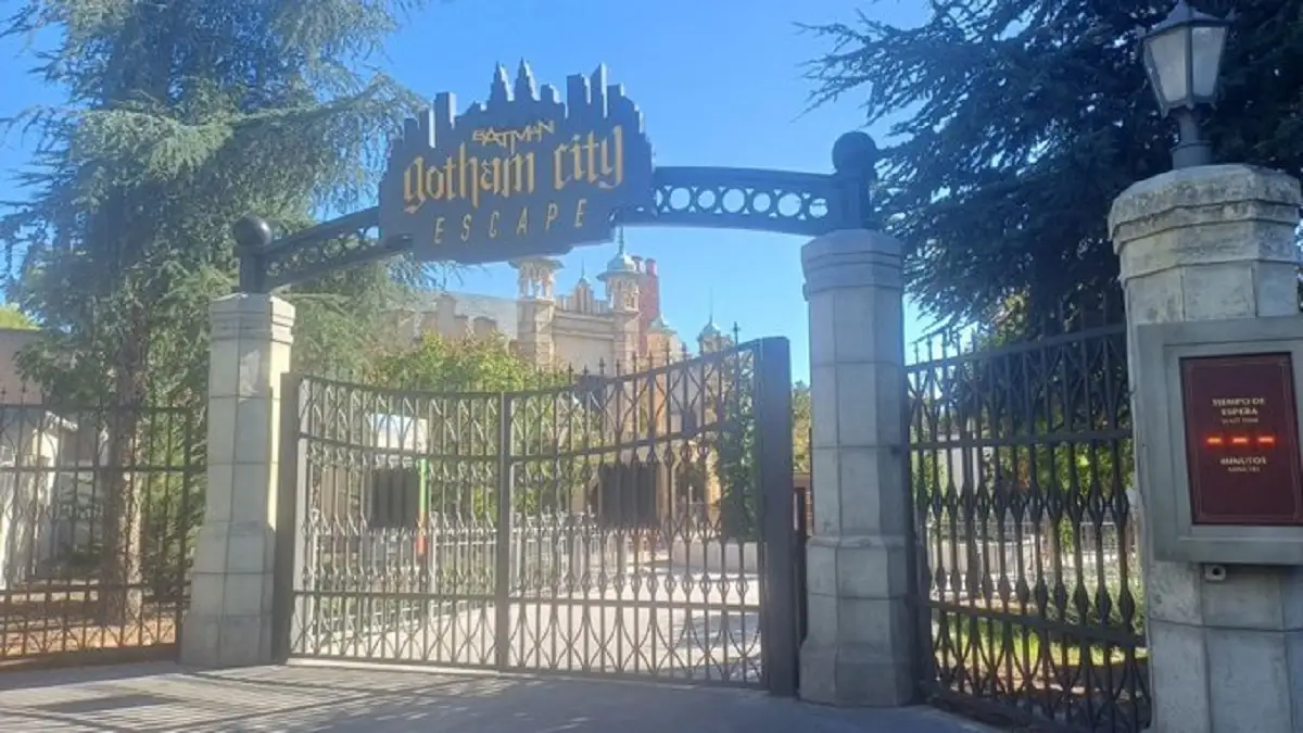 Parque Warner de Madrid: hombre se rompe las piernas en atracción