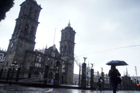 Rehabilitación de fachada de la Catedral de Puebla | Foto: Agencia Enfoque