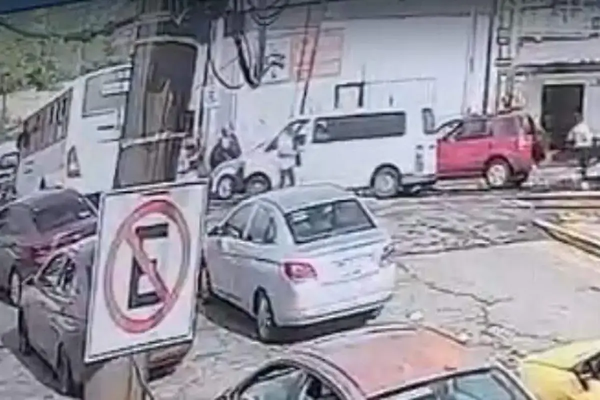 Tren casi embiste a camión de pasajeros en San Juan del Río; usuarios corren para ponerse a salvo 2 tren casi embiste a camion de pasajeros en San Juan del Rio