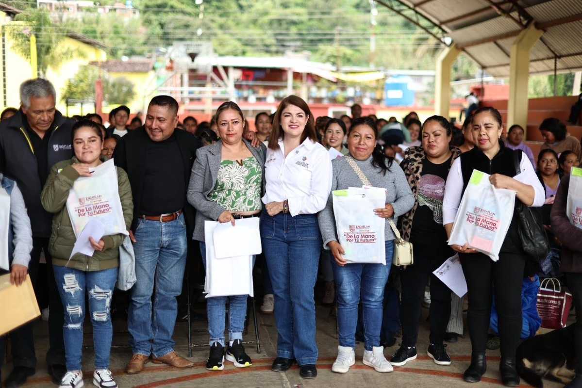 Bety Sánchez entrega kits escolares en juntas auxiliares y comunidades de Zacatlán | Foto: Cortesía