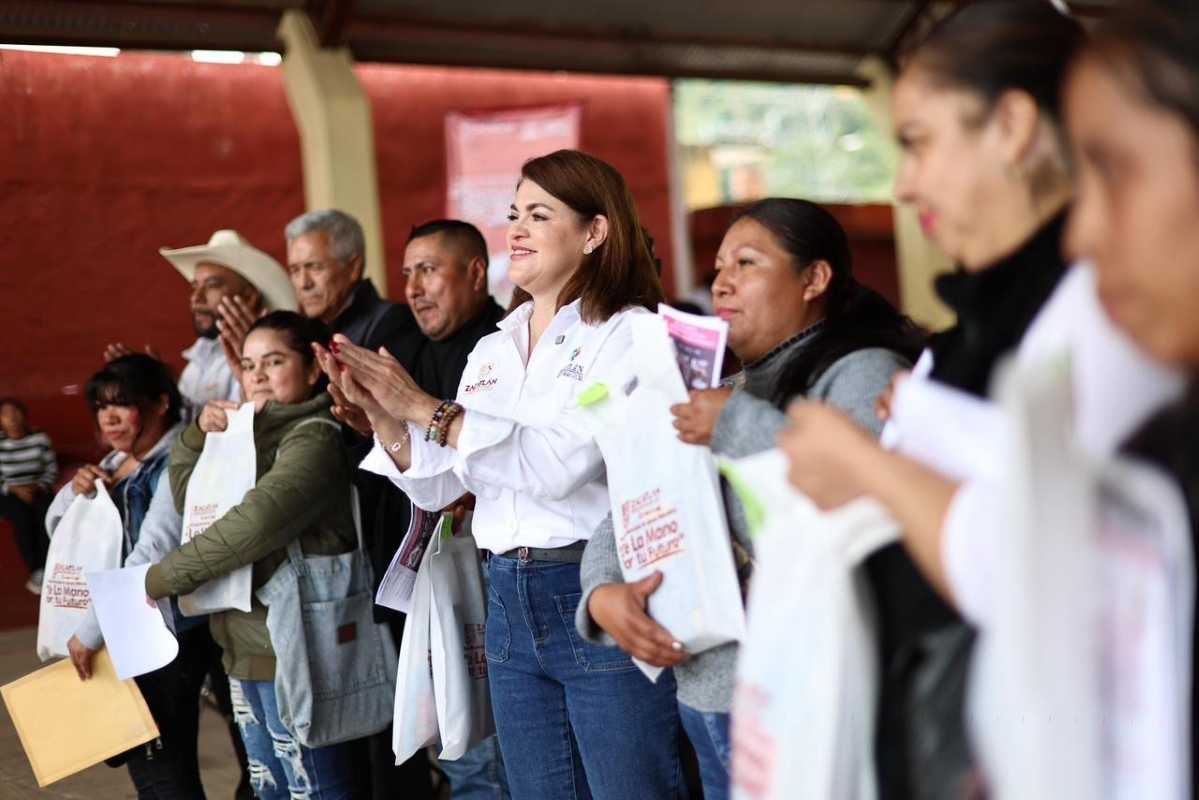 Bety Sánchez entrega kits escolares en juntas auxiliares y comunidades de Zacatlán | Foto: Cortesía