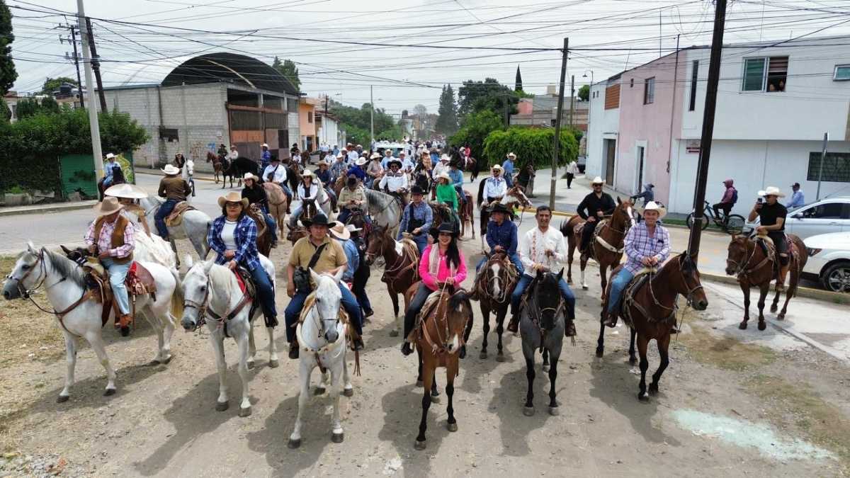 Tonantzin Fernández encabeza la tradicional Cabalgata que da inicio a la Feria Milenaria de San Pedro Cholula | Foto: Cortesía