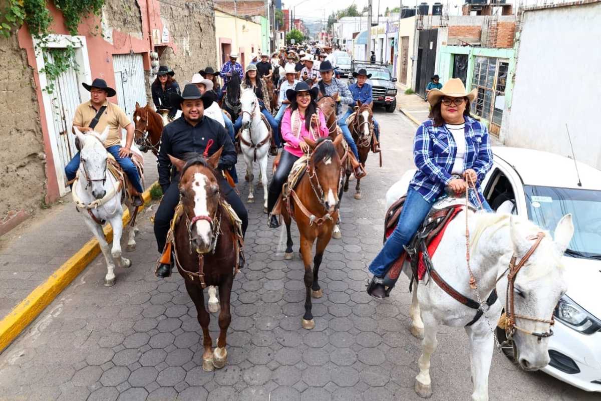 Tonantzin Fernández encabeza la tradicional Cabalgata que da inicio a la Feria Milenaria de San Pedro Cholula | Foto: Cortesía