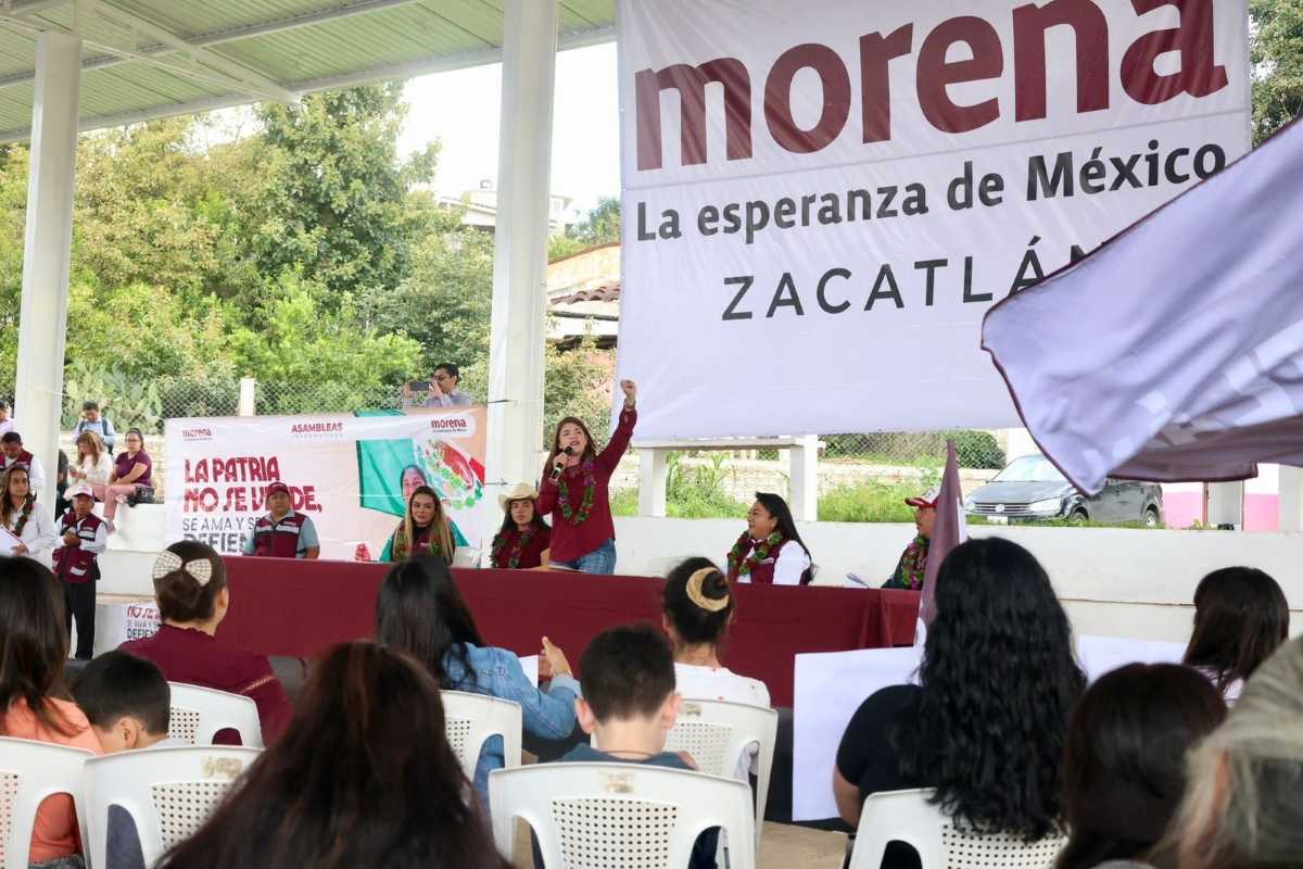 Morenistas de Zacatlán encabezados por Bety Sánchez participan en asamblea informativa en defensa de la soberanía nacional y la presidenta Claudia Sheinbaum | Foto: Cortesía