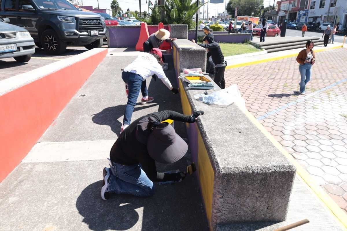 Suman esfuerzos Lupita Fernández y Tonantzin Fernández por espacios públicos dignos 2 Familia DIF San Pedro Cholula y Servicios Públicos Municipales realizan faena de limpieza y embellecimiento en el corredor de San Miguelito | Foto: Cortesía