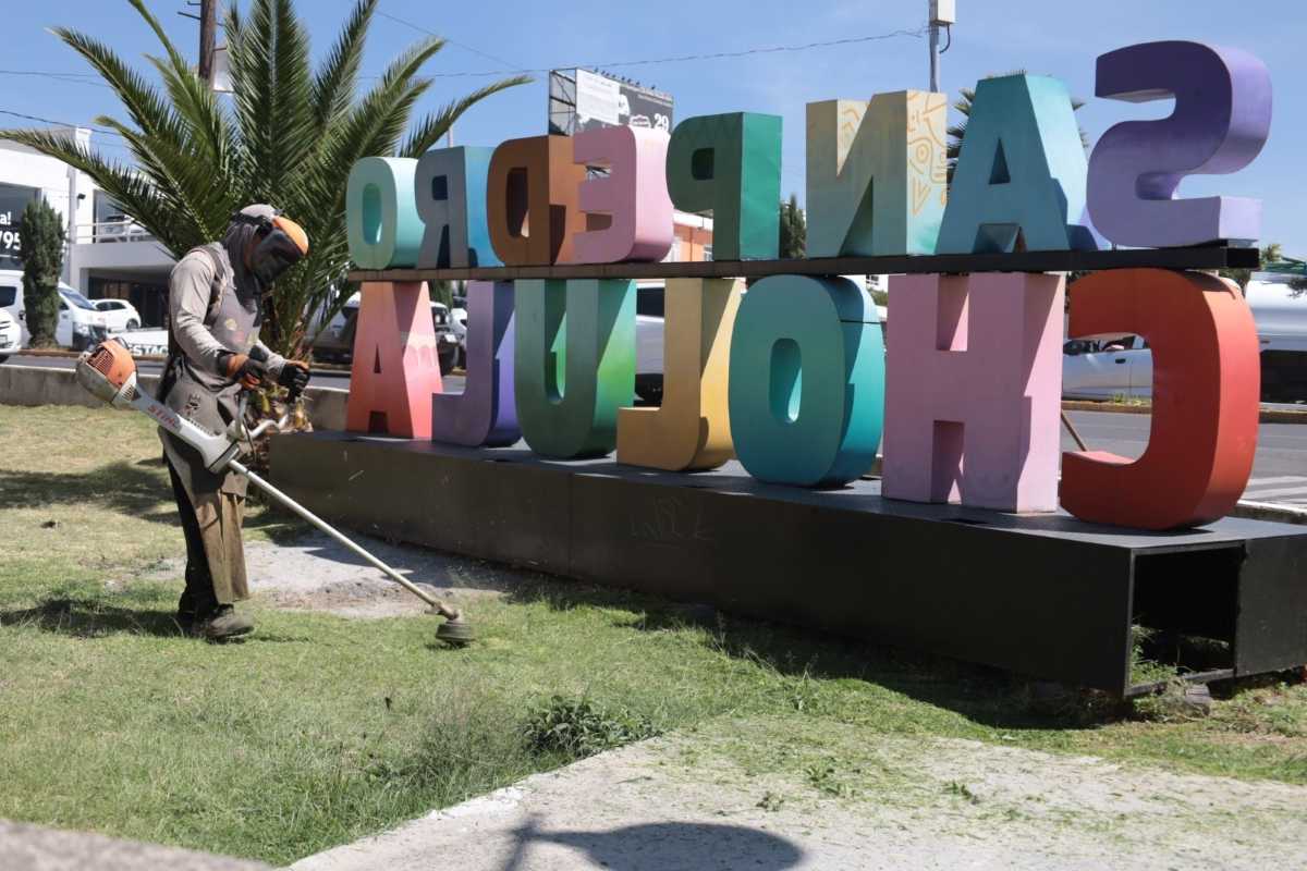 Familia DIF San Pedro Cholula y Servicios Públicos Municipales realizan faena de limpieza y embellecimiento en el corredor de San Miguelito | Foto: Cortesía