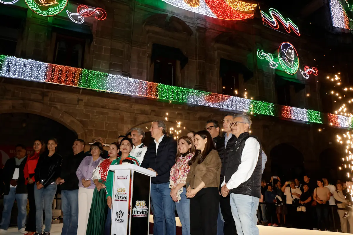 Encienden luces de fiestas patrias en Puebla