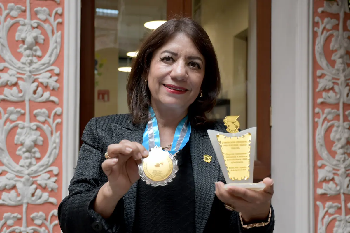 Académica de FFyL-BUAP recibe Doctorado Honoris Causa por la OIICE
